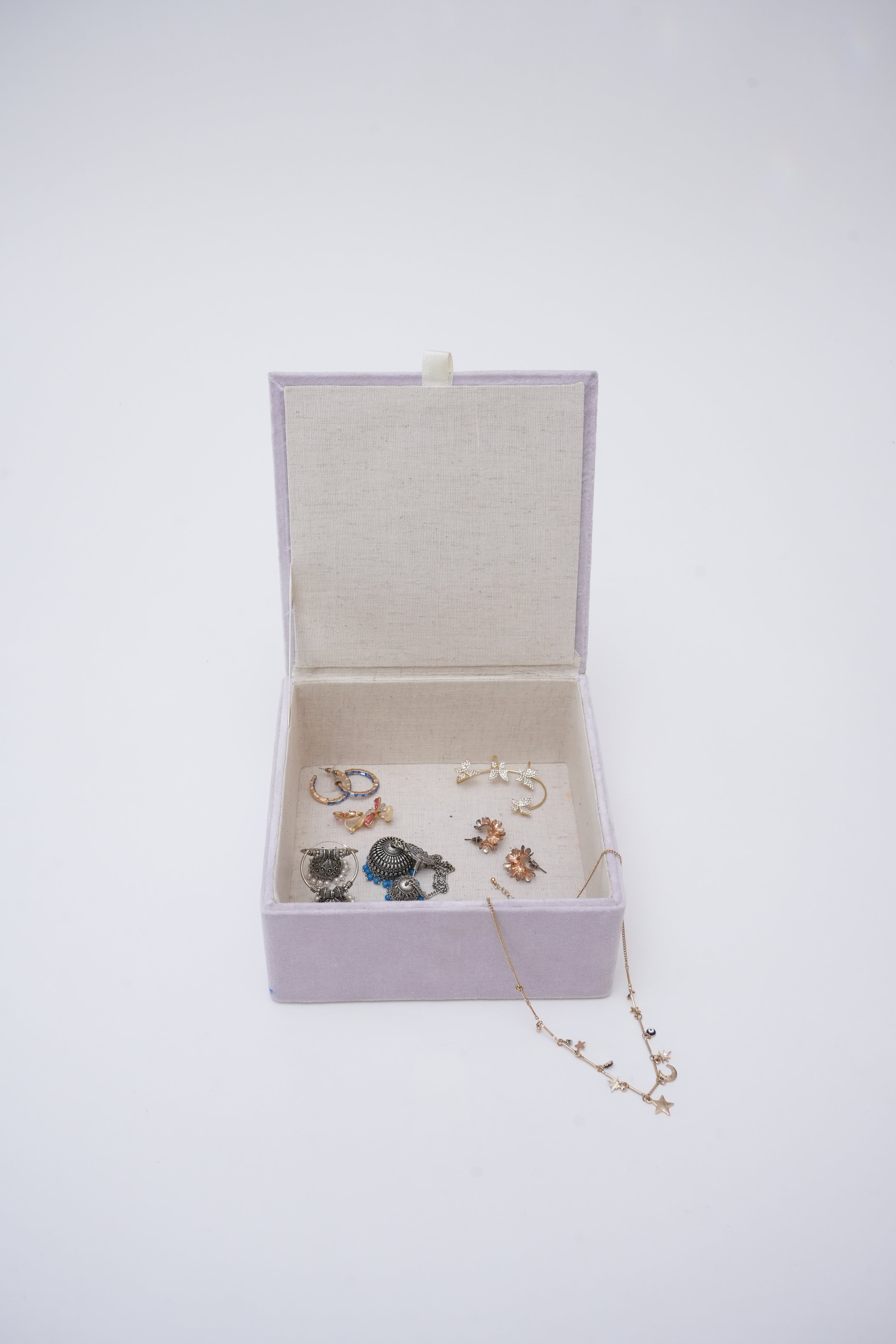 Embroidery Jewellery Box Features Heart-Shaped