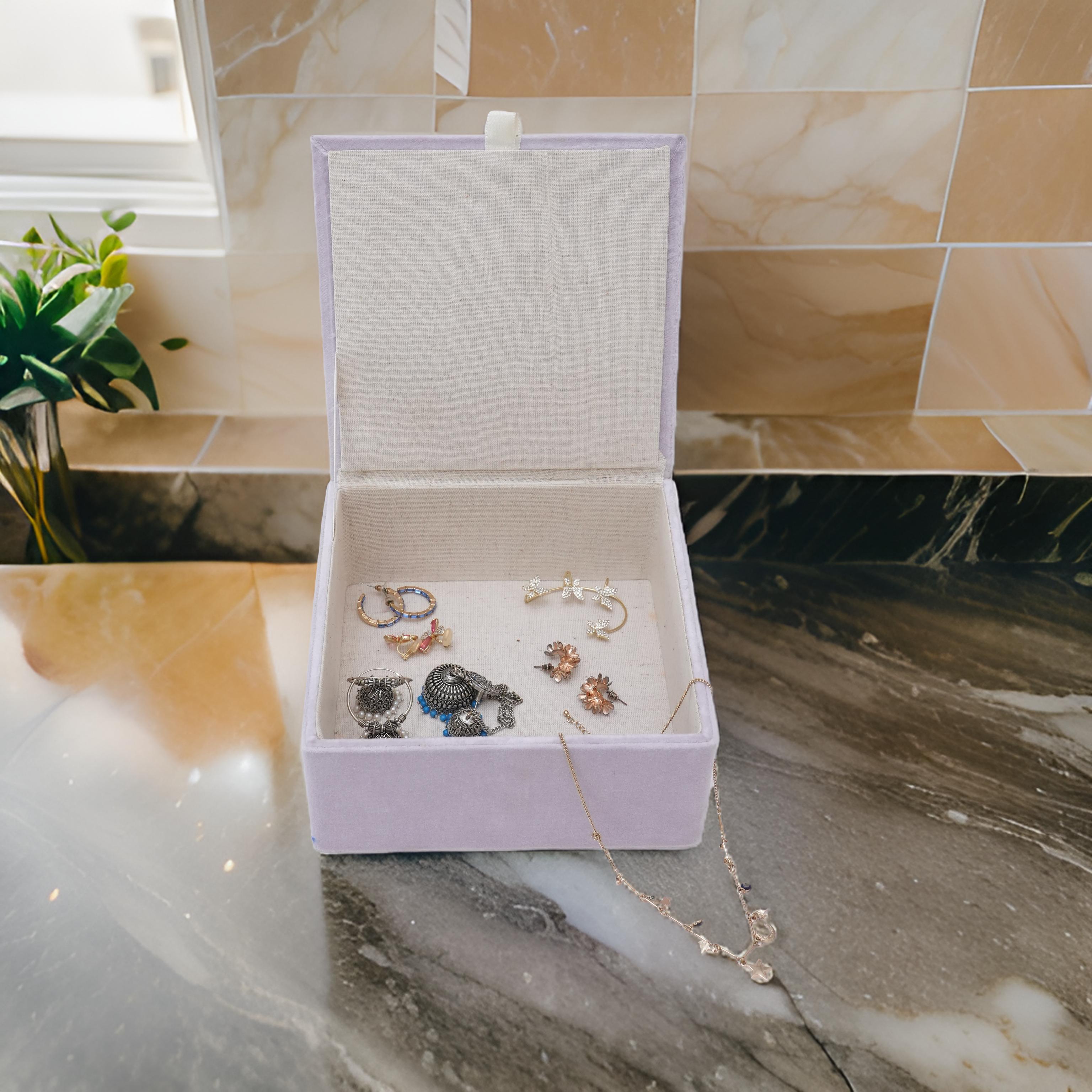 Embroidery Jewellery Box Features Heart-Shaped 