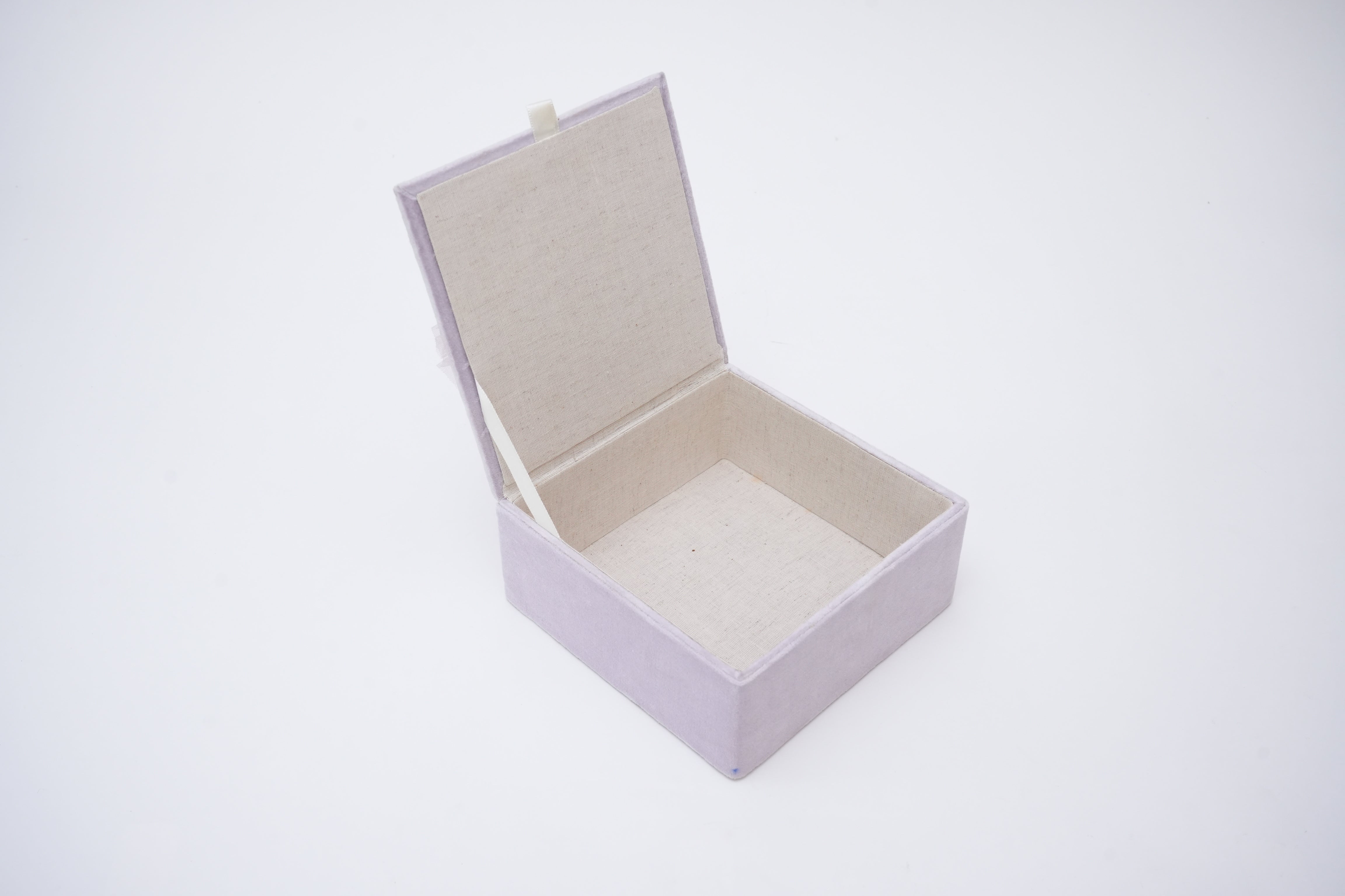  Embroidery Jewellery Box Features Heart-Shaped 