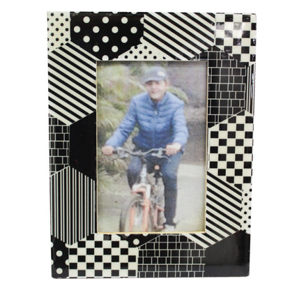 Black & White Resin Photo / Picture Frame (Picture Size: 4 x 6 Inches)-TH-209